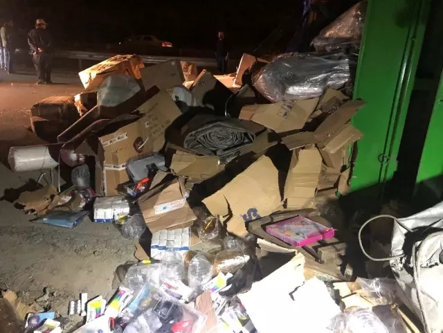 Kontrolden Çıkan Oyuncak Yüklü Tır Devrildi: 1 Ölü Kontrolden Çıkan Oyuncak Yüklü Tır Devrildi: 1 Ölü
