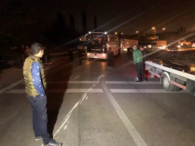 Kontrolden Çıkan Oyuncak Yüklü Tır Devrildi: 1 Ölü Kontrolden Çıkan Oyuncak Yüklü Tır Devrildi: 1 Ölü