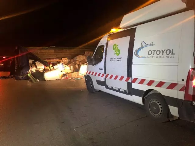 Kontrolden Çıkan Oyuncak Yüklü Tır Devrildi: 1 Ölü Kontrolden Çıkan Oyuncak Yüklü Tır Devrildi: 1 Ölü