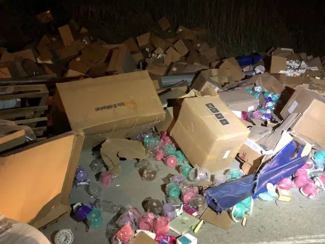 Kontrolden Çıkan Oyuncak Yüklü Tır Devrildi: 1 Ölü Kontrolden Çıkan Oyuncak Yüklü Tır Devrildi: 1 Ölü