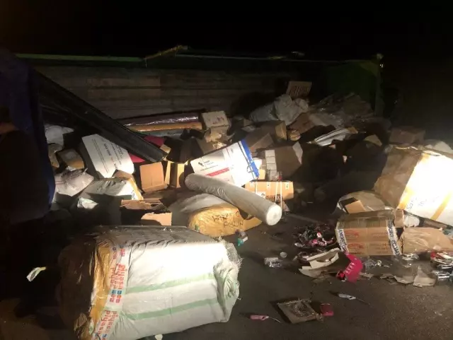 Kontrolden Çıkan Oyuncak Yüklü Tır Devrildi: 1 Ölü Kontrolden Çıkan Oyuncak Yüklü Tır Devrildi: 1 Ölü