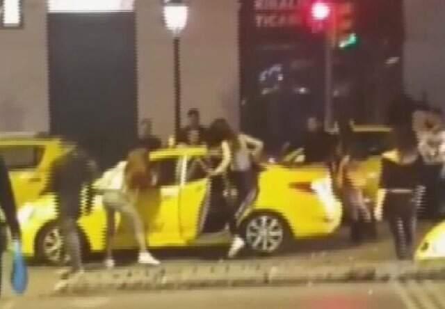 Tarlabaşı'nda Laf Atan Kişiyi Öfkeli Gruptan Taksici Kurtardı