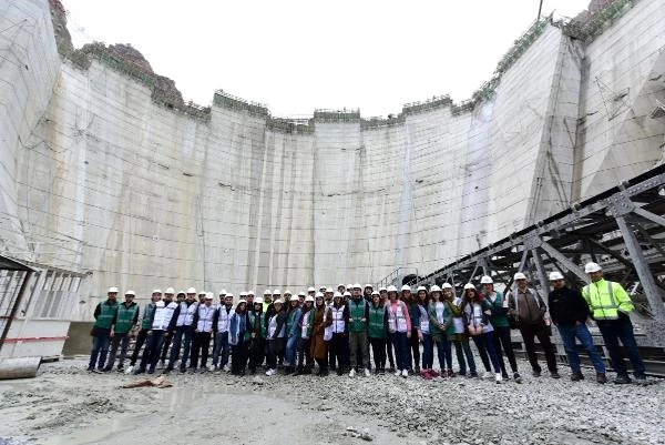 Türkiye'nin En Yükseği Dünyanın ise 3. Yükseği Olacak! Yusufeli Barajı'nın Gövde Yüksekliği 91 Metreye Ulaştı