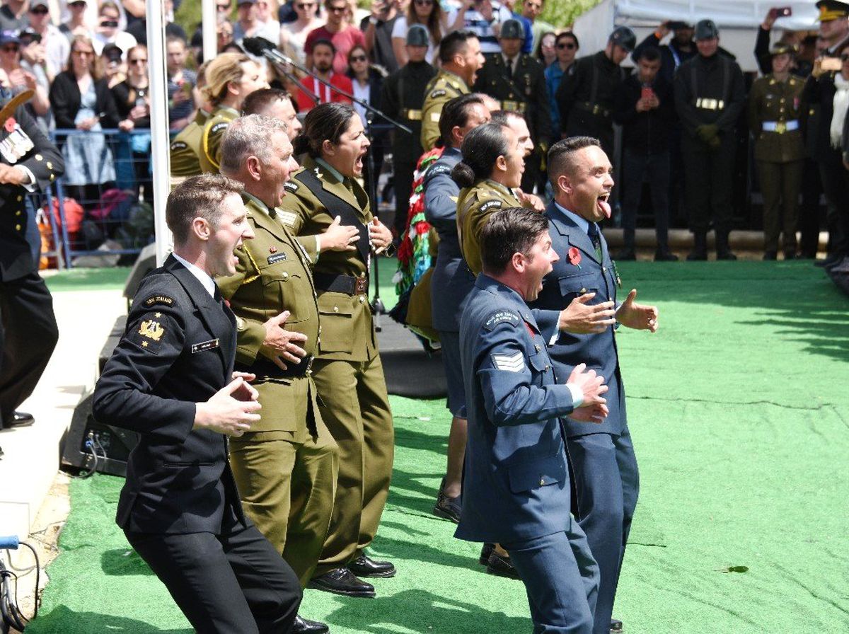 Yeni Zelanda Askerleri Atalarını 'Haka' Dansıyla Andı