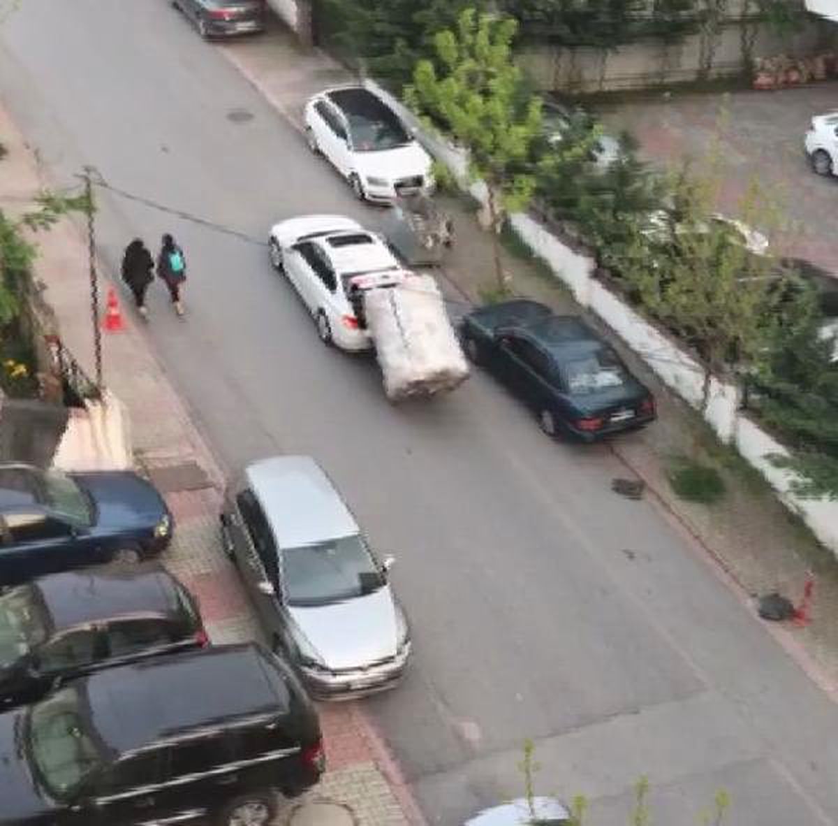 Yokuşu Çıkamayan Kağıt Toplayıcı Çocuğa Böyle Yardım Etti