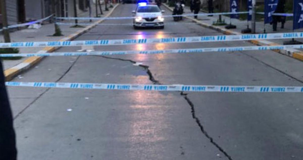 İstanbul'da Caddede Çatlak Oluştu, Çevredeki Bir Bina Boşaltıldı
