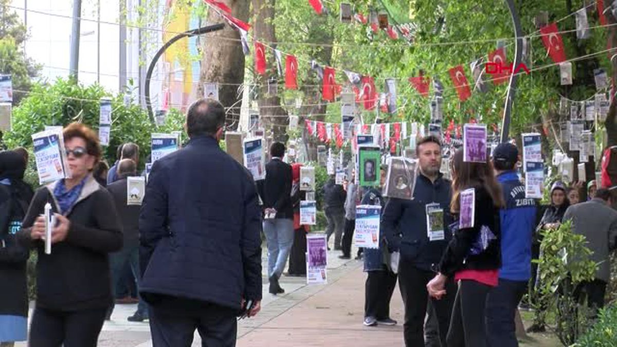 Kocaeli İzmit'te Ağaçlardan Kitap Topladılar