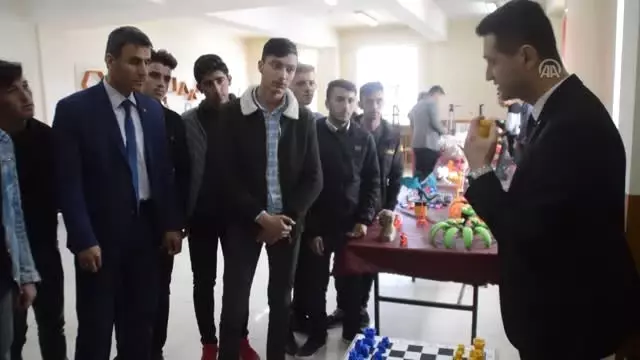 Liseli Öğrenciler Güneş Enerjisi ile Çalışan 'Eleşkit'İ Tanıttı Liseli Öğrenciler Güneş Enerjisi ile Çalışan 'Eleşkit'İ Tanıttı