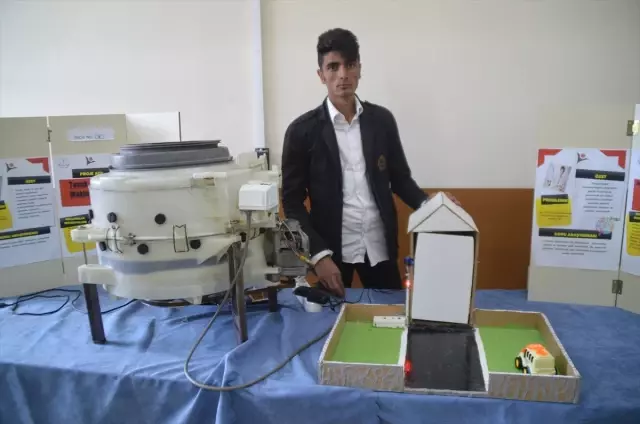Liseli Öğrenciler Güneş Enerjisi ile Çalışan 'Eleşkit'İ Tanıttı Liseli Öğrenciler Güneş Enerjisi ile Çalışan 'Eleşkit'İ Tanıttı