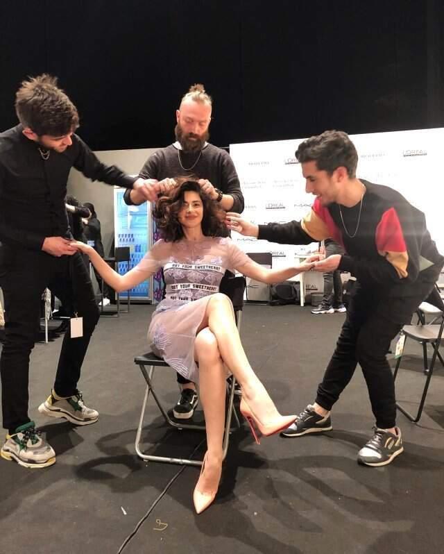 Nesrin Cavadzade, Bacak Dekolteli Bahar Temizliği Pozuyla Takipçilerini Gülümsetti!