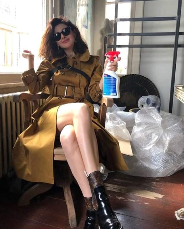 Nesrin Cavadzade, Bacak Dekolteli Bahar Temizliği Pozuyla Takipçilerini Gülümsetti!