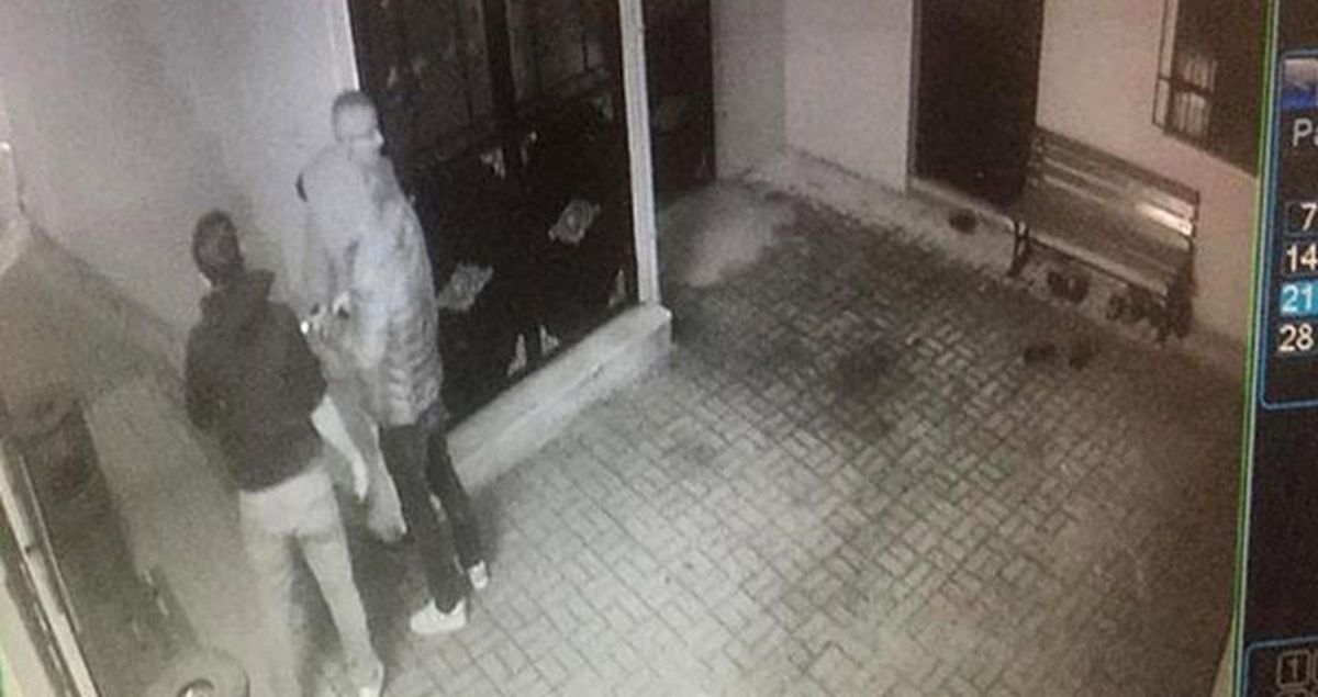 Şafak Vakti Camiden Sadaka Kutusunu Çalan Hırsızlar Kameraya Yakalandı