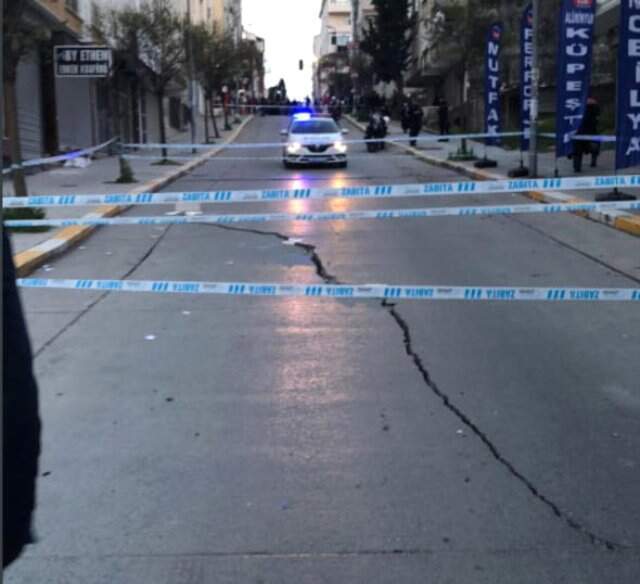 Son Dakika! İstanbul'da Caddede Çatlak Oluştu, Çevredeki Bir Bina Boşaltıldı