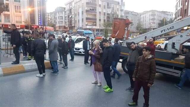 Son Dakika! İstanbul'da Caddede Çatlak Oluştu, Çevredeki Bir Bina Boşaltıldı