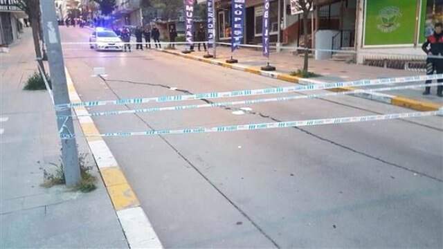 Son Dakika! İstanbul'da Caddede Çatlak Oluştu, Çevredeki Bir Bina Boşaltıldı