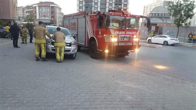 Son Dakika! İstanbul'da Caddede Çatlak Oluştu, Çevredeki Bir Bina Boşaltıldı