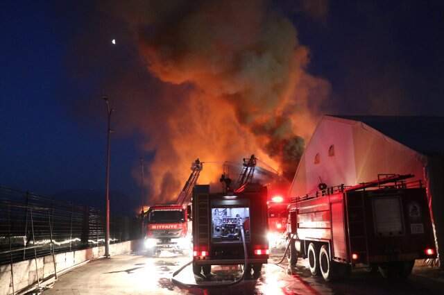 30'dan Fazla İtfaiye Aracıyla Müdahale Edilen Fabrika Yangını Saatlerdir Kontrol Altına Alınamıyor