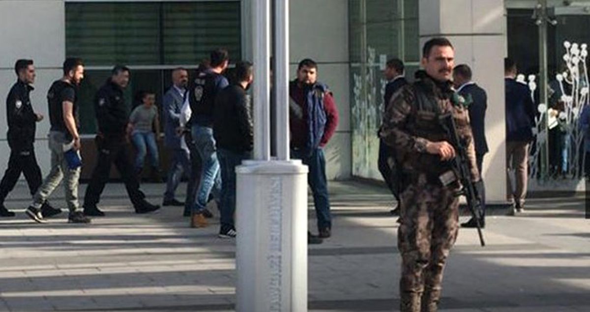 Evlendirme Dairesi Önünde Silahlı Kavga! 2 Kişi Yaralandı