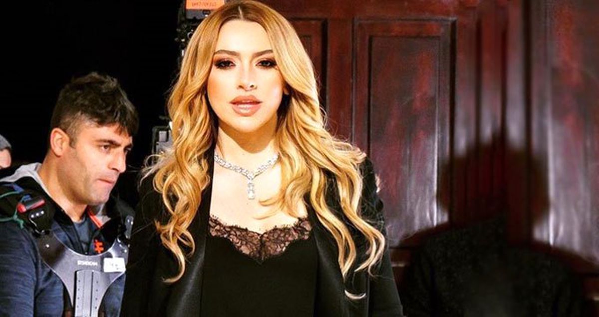 Hadise, Göğüs Dekolteli Pozlarıyla Instagram'da Şov Yaptı
