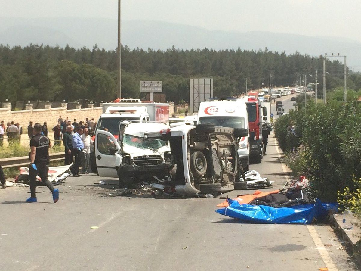 İzmir'in Buca İlçesi Kaynaklar Bölgesinde 2 Araç Çarpıştı.