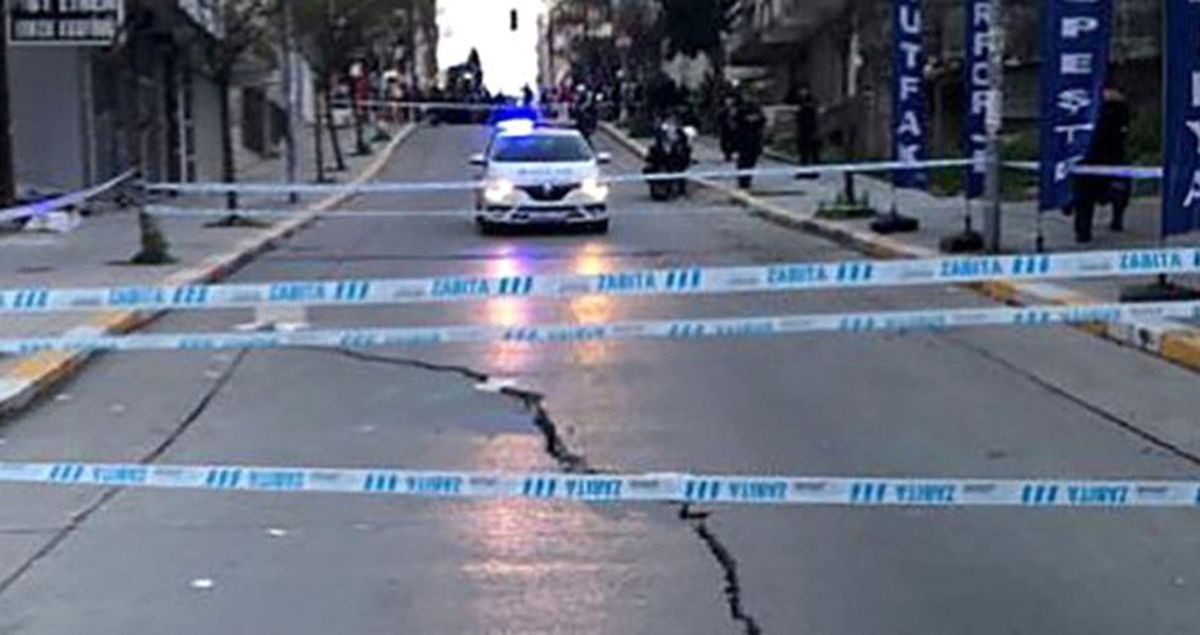 Esenyurt'ta Caddelerde Oluşan Çatlaklar Nedeniyle 40'a Yakın Binaya Giriş Yapılmayacak