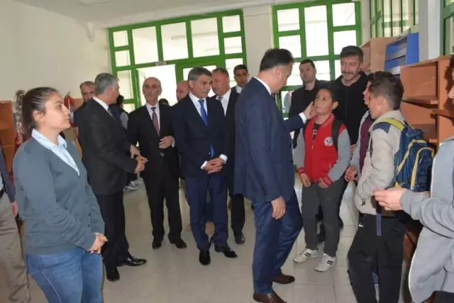 Vali Çağatay'dan Tatvan Halk Kütüphanesi Ziyareti