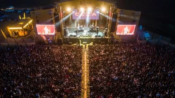 Bando Eses ve Dünyaca Ünlü Kadebostany Grubu Aynı Sahnede