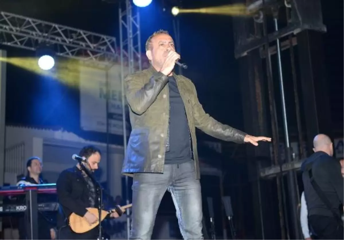 Haluk Levent, Konserinde Domates Kralı Seçildi
