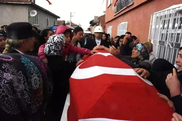 Kaza Şehidi Polis Memuruna Hüzünlü Uğurlama Töreni (2) Kaza Şehidi Polis Memuruna Hüzünlü Uğurlama Töreni (2)