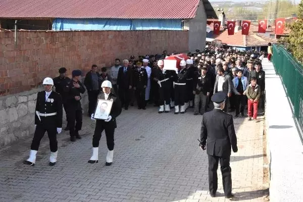 Kaza Şehidi Polis Memuruna Hüzünlü Uğurlama Töreni (2) Kaza Şehidi Polis Memuruna Hüzünlü Uğurlama Töreni (2)