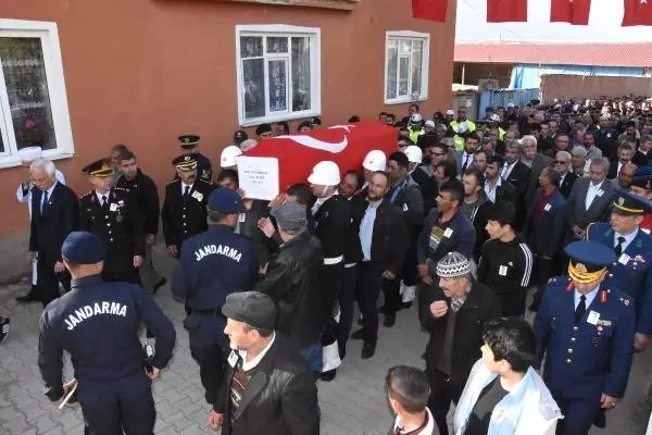 Kaza Şehidi Polis Memuruna Hüzünlü Uğurlama Töreni (2) Kaza Şehidi Polis Memuruna Hüzünlü Uğurlama Töreni (2)
