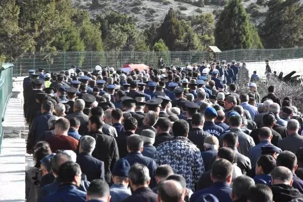 Kaza Şehidi Polis Memuruna Hüzünlü Uğurlama Töreni (2) Kaza Şehidi Polis Memuruna Hüzünlü Uğurlama Töreni (2)
