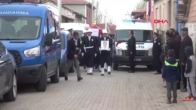 Kütahya Kaza Şehidi Polis Memuruna Hüzünlü Uğurlama Töreni Kütahya Kaza Şehidi Polis Memuruna Hüzünlü Uğurlama Töreni