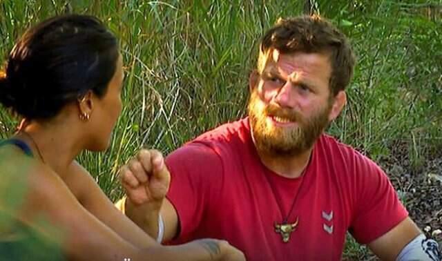 Survivor'da Yarışan Sabriye Şengül, Tartıştığı Okay'ın Yüzüne Tükürdü