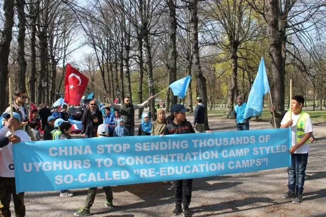 Uygur Türkleri Stockholm'de Çin'i Protesto Etti
