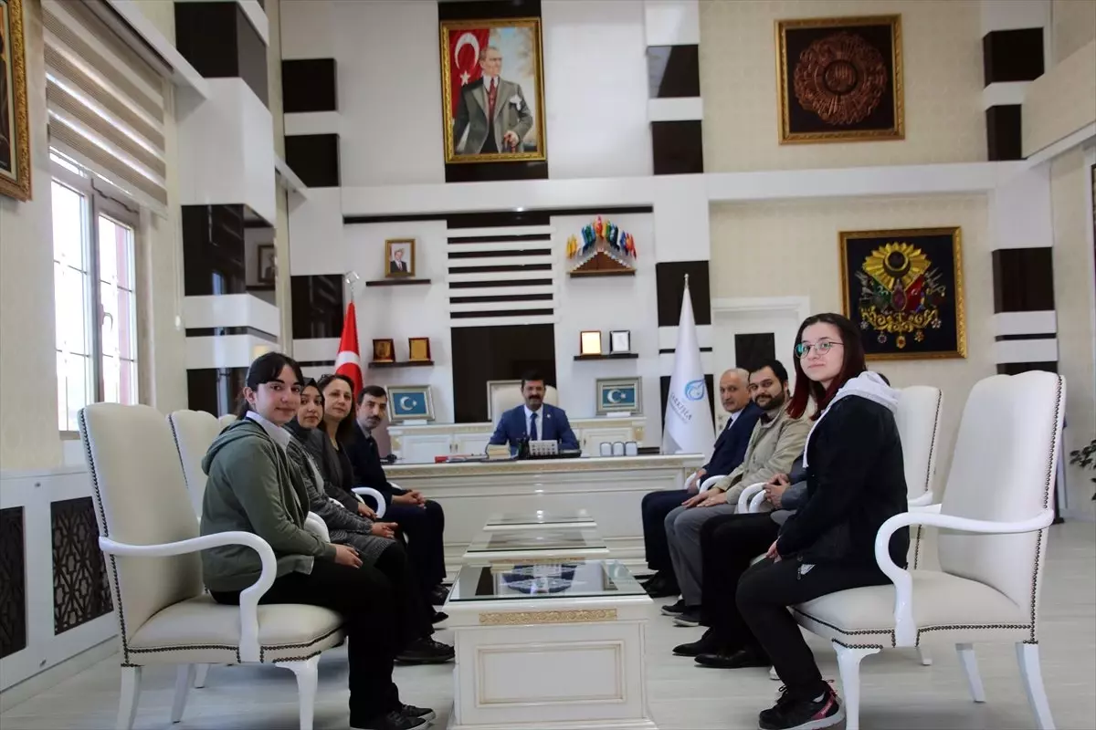 Bilgi Yarışmasında Birinci Olan Öğrencilerden Kaymakam Pektaş'a Ziyaret