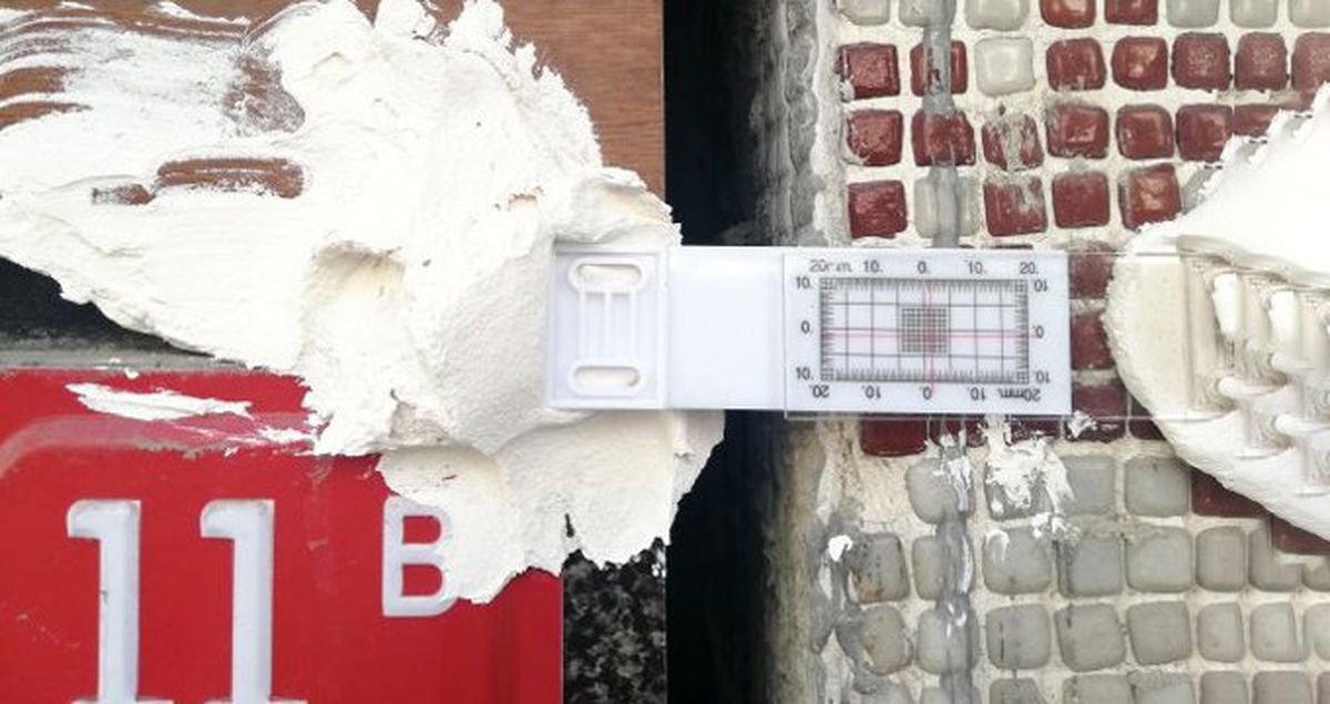 İstanbul'da, Çatlamaların Olduğu Bina ve Sokaklarda Ölçüm Aletleri Dikkat Çekti