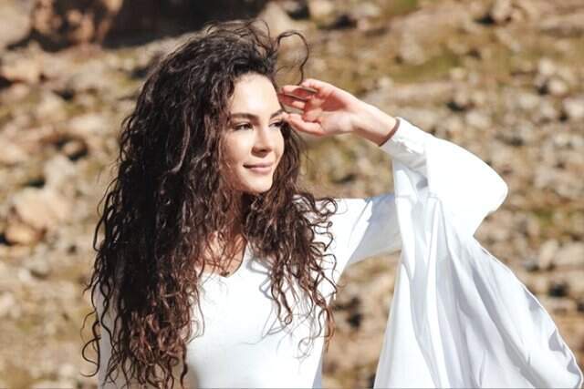 Hercai'nin Yıldızı Ebru Şahin, Mardinli Öğrencilere Yardım Eli Uzattı