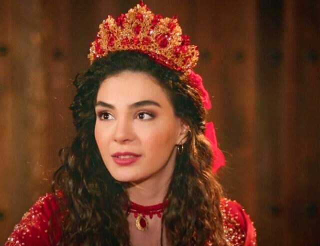 Hercai'nin Yıldızı Ebru Şahin, Mardinli Öğrencilere Yardım Eli Uzattı