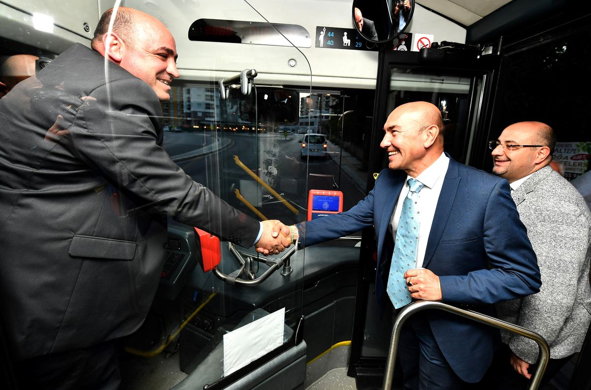İzmir'de 'Halk Taşıt' Dönemi Başladı! Toplu Taşıma Yüzde 50 İndirimli Hizmet Veriyor
