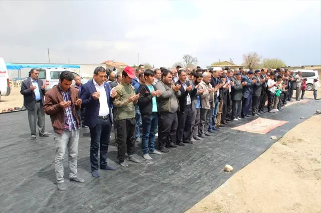 Yunak'ta Çiftçiler Yağmur Duasına Çıktı Yunak'ta Çiftçiler Yağmur Duasına Çıktı