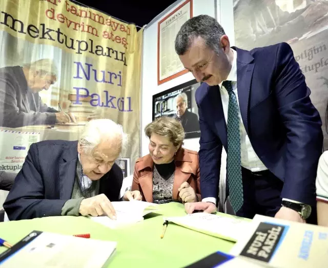 Başkan Büyükakın, Kitap Fuarında Nuri Pakdil'i Ziyaret Etti