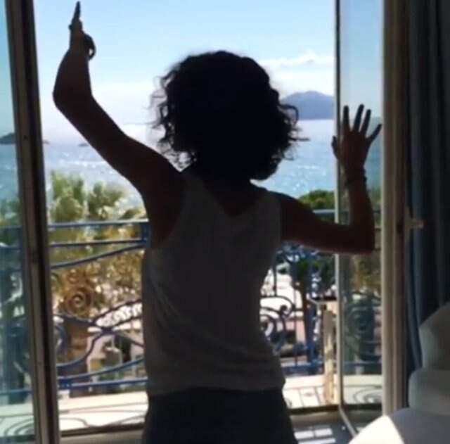 Beren Saat Dans Videosuyla Takipçilerini Kendine Hayran Bıraktı!