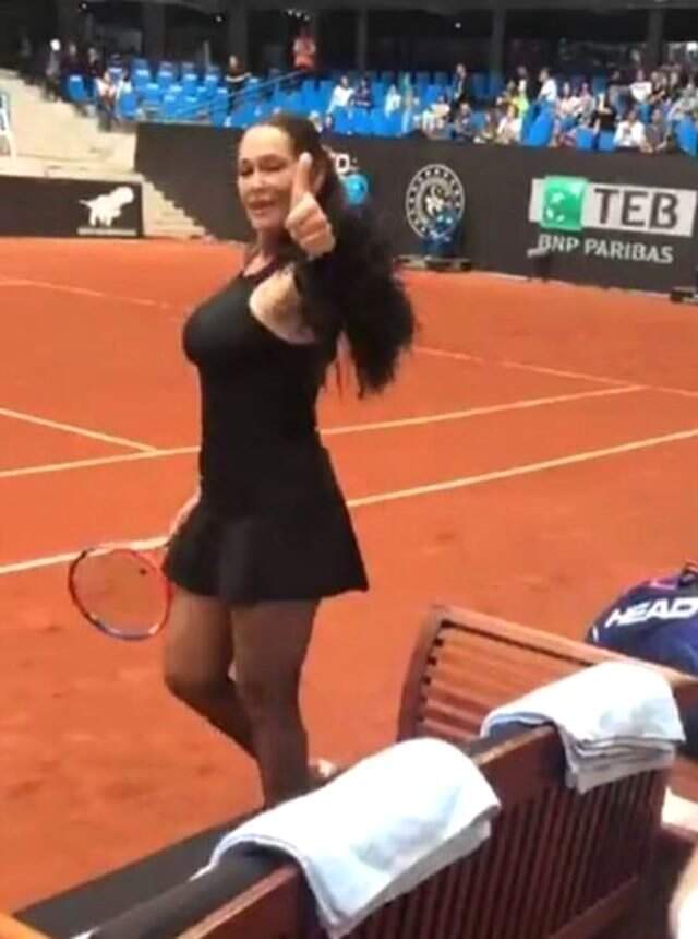 Hülya Avşar, Püsküllü Tenis Kıyafetiyle Turnuvaya Damga Vurdu