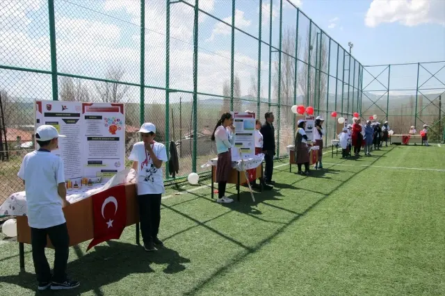 Kızılcakışla Köyünde 'Tübitak 4006 Bilim Fuarı' Açıldı Kızılcakışla Köyünde 'Tübitak 4006 Bilim Fuarı' Açıldı