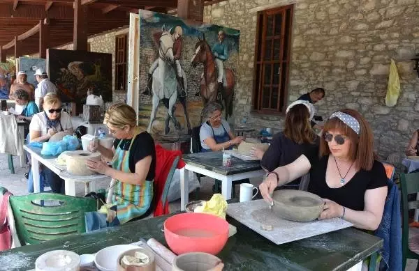 Uluslararası Festival İçin Mozaik ve Seramik Sanatçılarından Ortak Çalışma Uluslararası Festival İçin Mozaik ve Seramik Sanatçılarından Ortak Çalışma