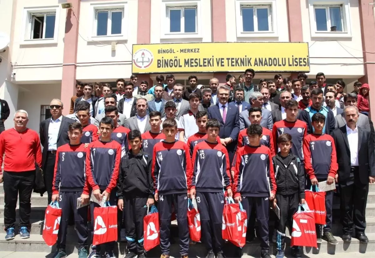 Vali Ekinci, Dereceye Giren Öğrencilerle Bir Araya Geldi