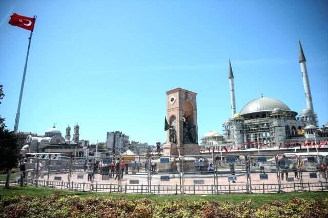 1 Mayıs'ta Taksim'de Barikatlar, Bakırköy'de Kutlama İçin oyun alani/sahne Kuruldu