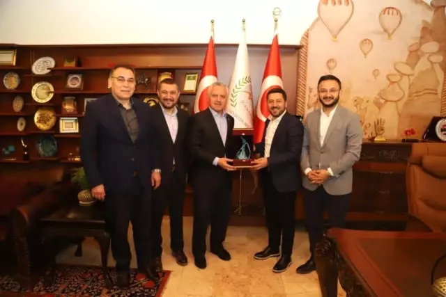 AK Parti Milletvekilleri Ataş ve Turan, Başkan Arı'yı Ziyaret Etti AK Parti Milletvekilleri Ataş ve Turan, Başkan Arı'yı Ziyaret Etti