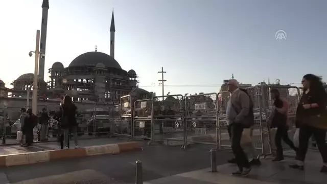 İstiklal Caddesi Yaya Trafiğine Açıldı İstiklal Caddesi Yaya Trafiğine Açıldı